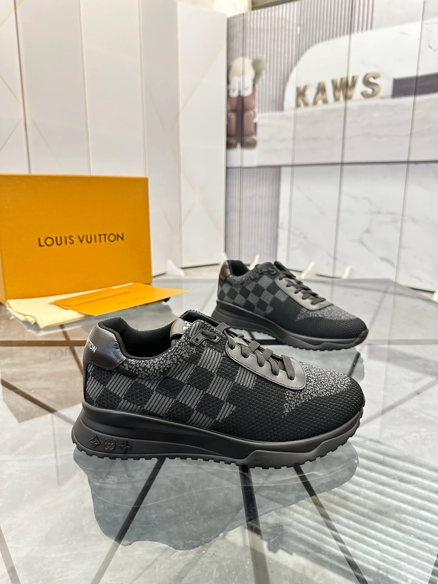 Men's shoes for sale💰: 💰P560¥ High-end quality Product trademark: LV* "Louis Vuitton*" low-top sneakers Regular size: 38-44 (can be customized to 45.46.) Product materials: imported breathable fly knit upper, breathable lining, original raw rubber translucent combination outsole. Number: 2068